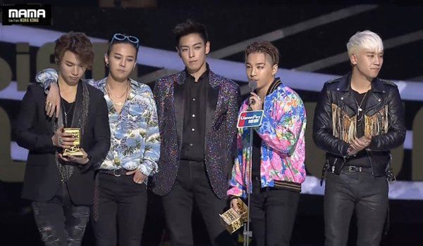 Big Bang nhận giải thưởng Nghệ sĩ của năm tại MAMA 2015.