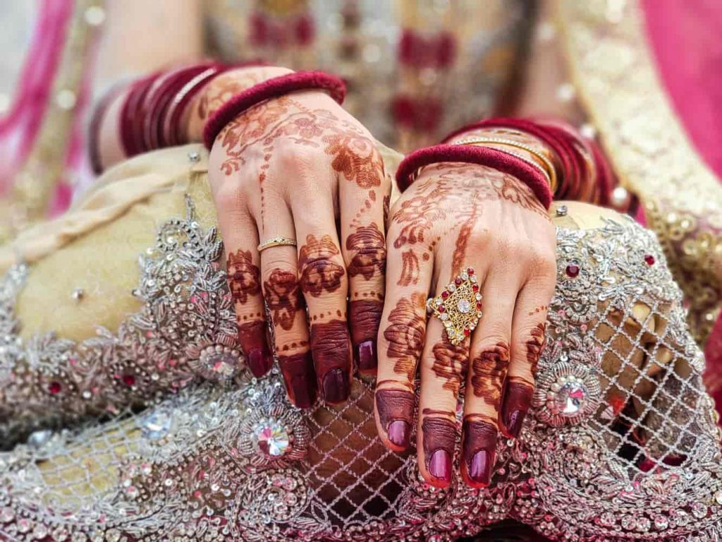 hình vẽ henna giữ được bao lâu trên tay cô dâu