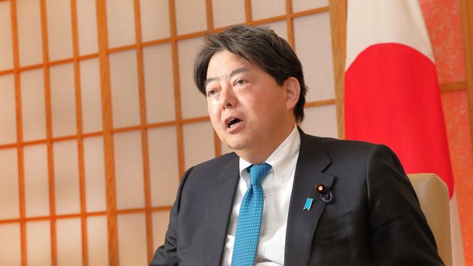Ngoại trưởng Nhật Bản Yoshimasa Hayashi phát biểu trong cuộc họp báo ngày 24 tháng 2. Ảnh: Nippon.
