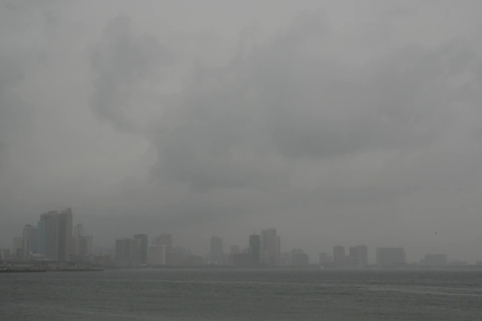 Mưa bắt đầu rơi ở Manila khi siêu bão Noru đổ bộ vào Philippines.  Ảnh: AP.