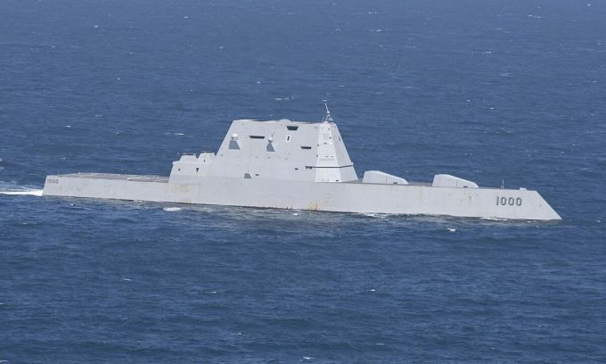 Tàu khu trục USS Zumwalt đi qua Thái Bình Dương vào ngày 13 tháng 4. Ảnh: Reuters.