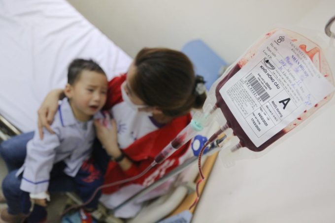 Một em bé mắc bệnh Thalassemia điều trị tại Viện Huyết học - Truyền máu Trung ương.  Ảnh: Công Thắng