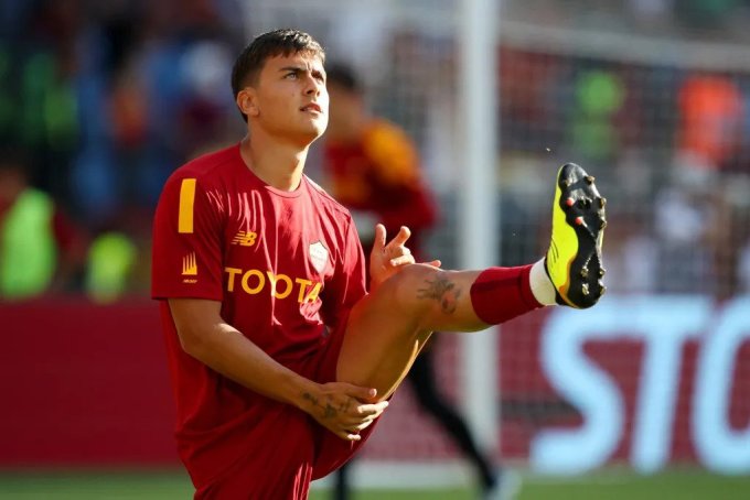 Dybala thương trong lúc khởi động trên sân Olimpico, Rome, Italy tối 18/9.  Ảnh: Romapress