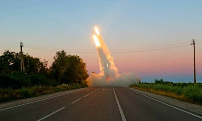 Các bệ phóng HIMARS của Ukraine được triển khai ở phía nam trong bức ảnh công bố ngày 4 tháng 7. Ảnh: Reuters.